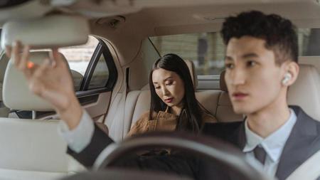 The Benefits of a Chauffeur for Overseas Exhibitions in Dubai